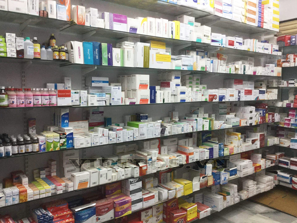 Kệ gỗ kết hợp kính 2